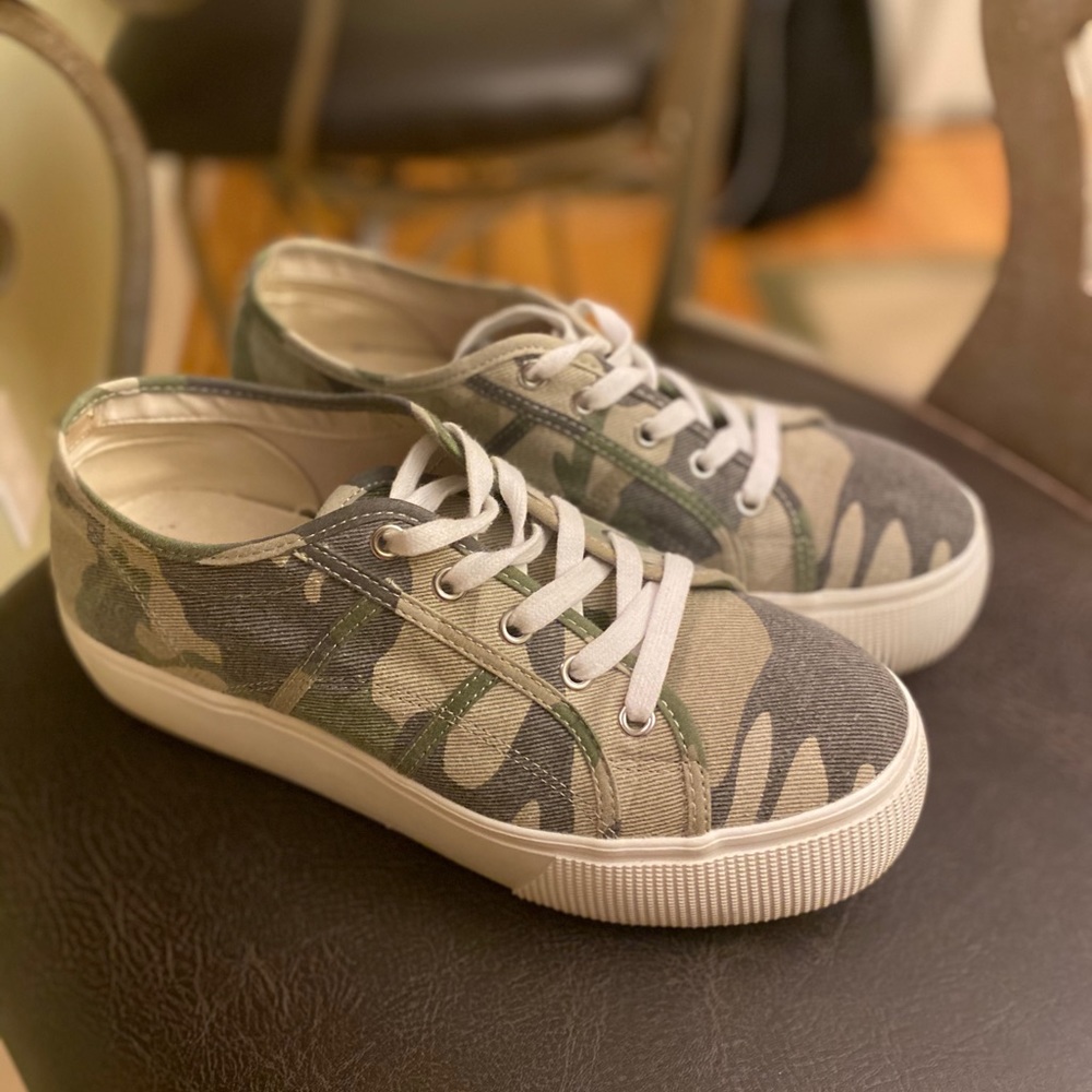 STEVE MADDEN WOMENS EMMI PLATFORM SNEAKER - CAMO